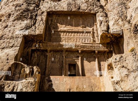 A Espetacular Pirâmide de Artaxerxes! Uma Jornada através dos Séculos em Naqsh-e Rostam