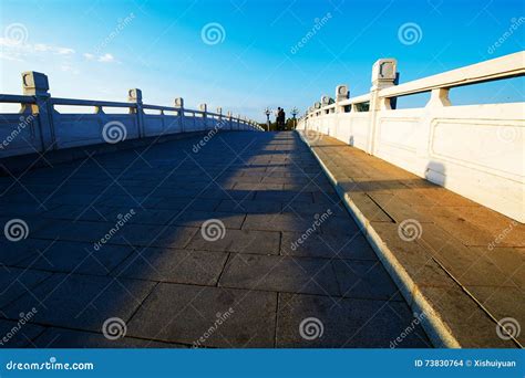 A Fascinante Ponte do Rio Heilongjiang: Uma Juntura Histórica e um Refúgio Fotográfico!