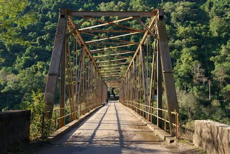 A Ponte de Ferro de Nyingchi: Uma Maravilha Moderna Sobre o Rio Niyang!