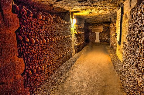  Les Catacombes de Paris: Um mergulho nas profundezas da história e do macabro!